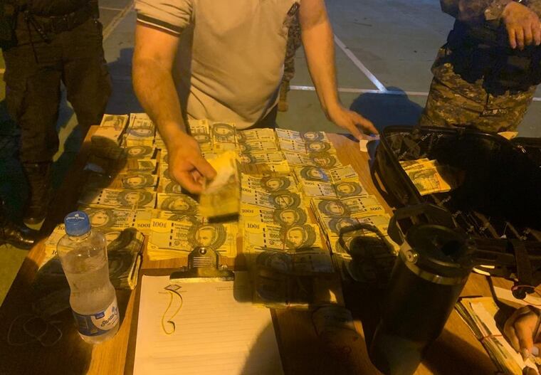 Los intervinientes hicieron un conteo aproximado de los billetes.