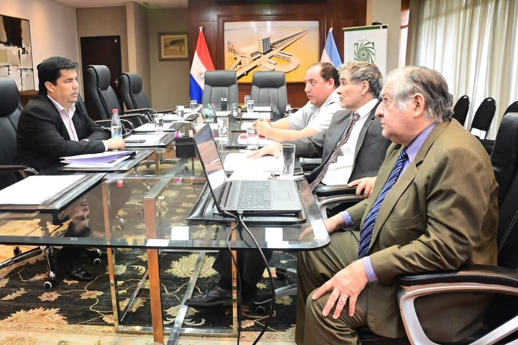 El director de la EBY recibió a una comitiva de la Autoridad Reguladora Radiológica Nuclear (ARRN) para solicitar su financiación sobre un proyecto en el Incan. Foto: Gentileza
