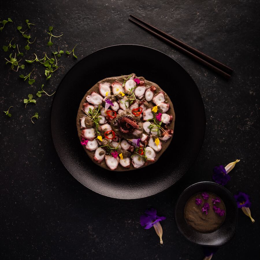 Kaiseki Sushi & Wok busca ofrecer una experiencia gastronómica visualmente cautivante, con sabores únicos, fusionando elementos tradicionales y contemporáneos de la cocina japonesa y nikkei. (Pulpo al olivo)