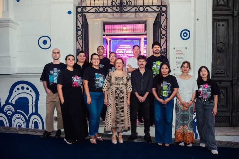 Laura Mesa junto al equipo de trabajo del Centro Cultural de España en Asunción. Foto: Gentileza