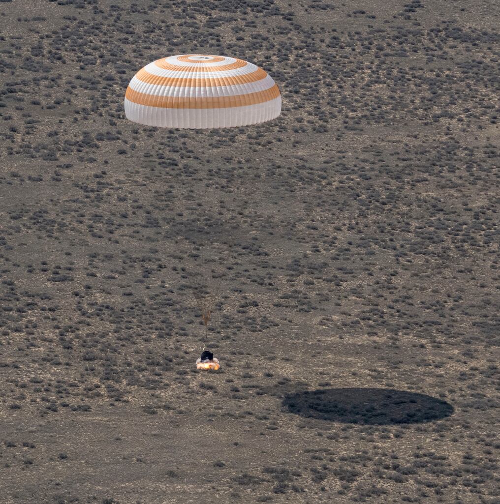 Según el comunicado de prensa, el experimentado cosmonauta ruso Oleg Novitski y la primera cosmonauta bielorrusa de la historia, Marina Vasilevskaia, “pasaron 14 días en órbita”, mientras que la astronauta estadounidense Loral O’Hara regresaba de una misión de 204 días. Foto: NASA