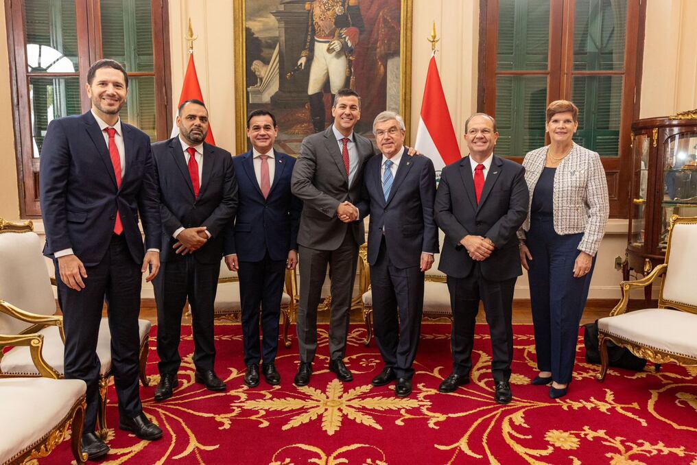 El presidente Santiago Peña, junto al titular del Comité Olímpico Internacional, Thomás Bach. Los acompañan autoridades de la SND y COP; el canciller Rubén Ramírez, y el procurador Roberto Moreno. Foto: Gentileza