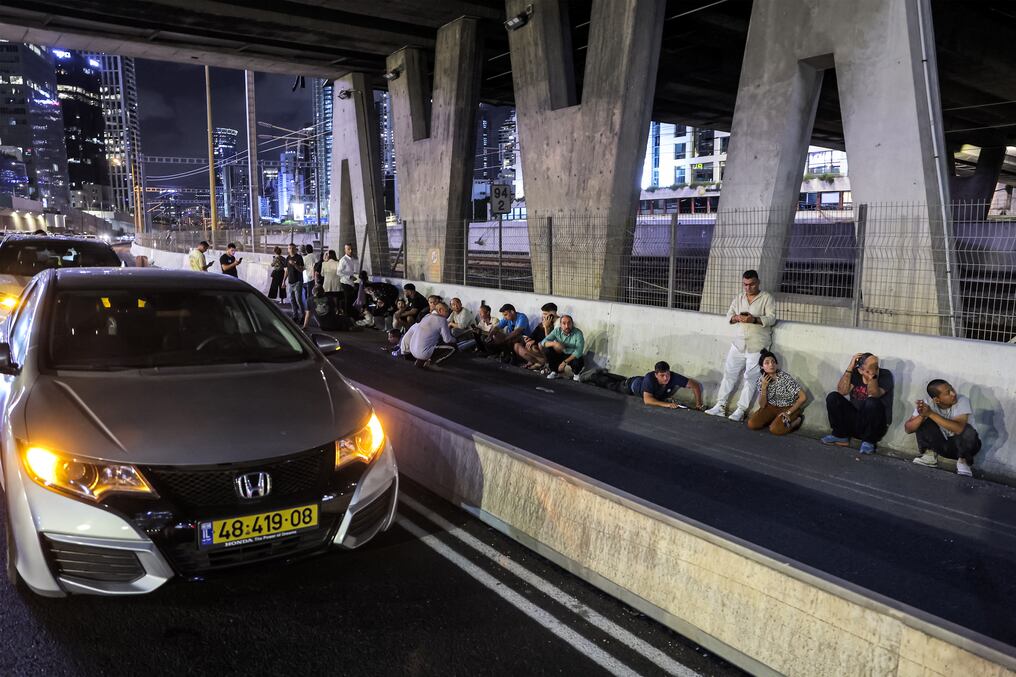 La gente se refugió bajo un puente al costado de una carretera en Tel Aviv, al sonar las sirenas antiaéreas, el 1 de octubre pasado. Foto: AFP