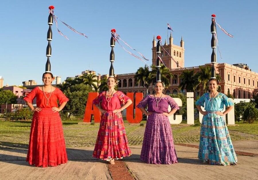 La danza de la botella es un arte de las paraguayas que cautiva al mundo.FOTO: GENTILEZA