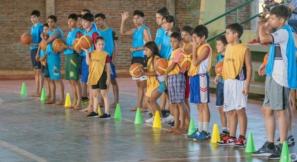 El Prode promueve la creación de escuelas de básquetbol en barrios de Encarnación como una actividad para alejar a niños y jóvenes de las drogas. Foto: Gentileza