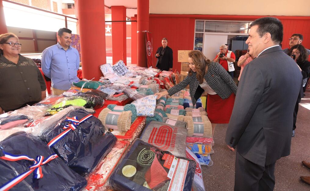 El presidente de la ANR, Horacio Cartes, verificó la semana pasada las donaciones que fueron recibidas en la campaña "Abrazo Solidario". Foto: @ANRParaguay