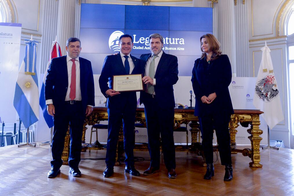 Rubén Ramírez Lezcano recibió la distinción de Huésped de Honor de la Ciudad Autónoma de Buenos Aires, por su dedicación al servicio público y la integración regional. Foto: Gentileza