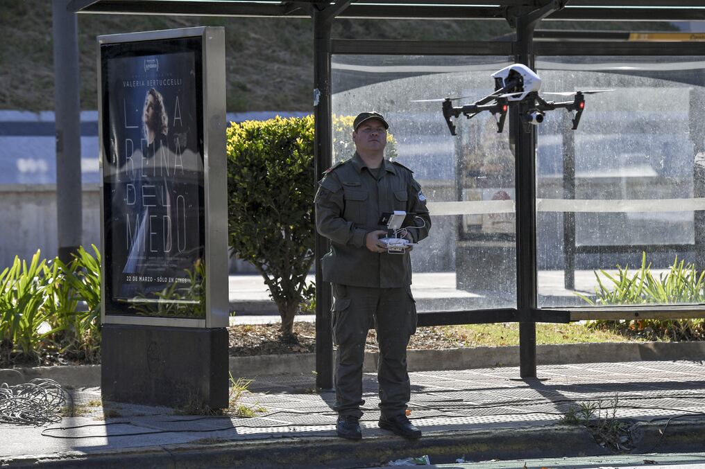 Un gendarme vuela un dron en el exterior de la reunión de ministros del G20 en Buenos Aires, el 19 de marzo de 2018. Foto: Eitan Abramovich/AFP