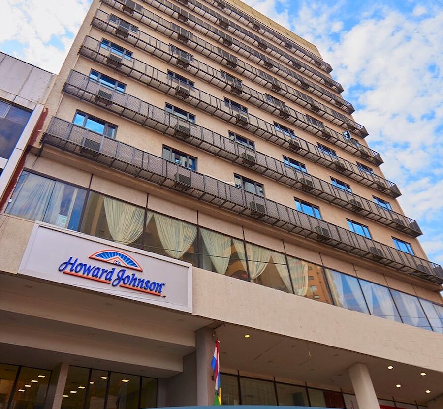 Uno de los puntos fuertes del Howard Johnson Hotel Ciudad del Este es sin dudas su estratégica ubicación, sobre la avenida Adrián Jara, a pocos metros de los mejores centros de compra. Foto: Gentileza