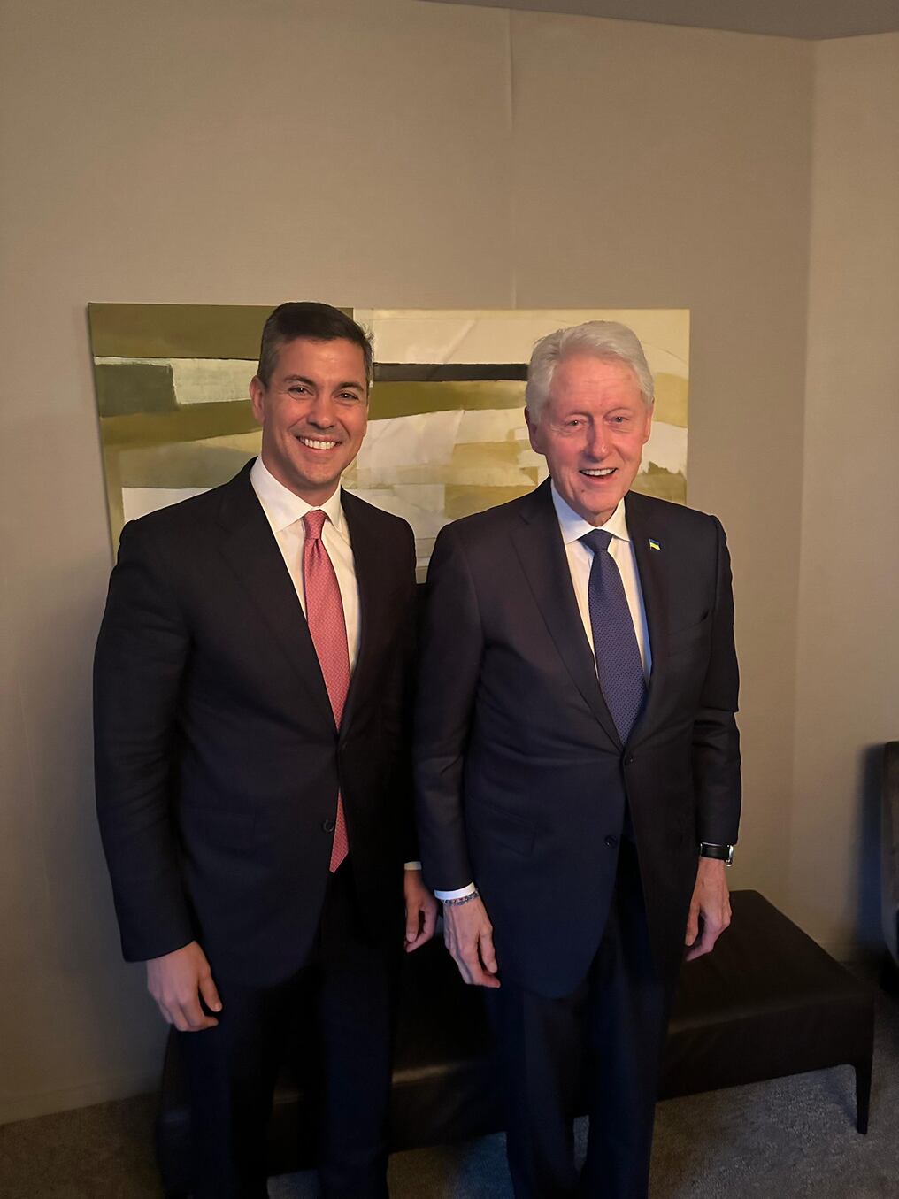 El presidente Santiago Peña, junto con el exmandatario norteamericano Bill Clinton. Ambos conversaron sobre los trabajos que pueden desarrollarse entre Paraguay y Estados Unidos. Foto: Gentileza