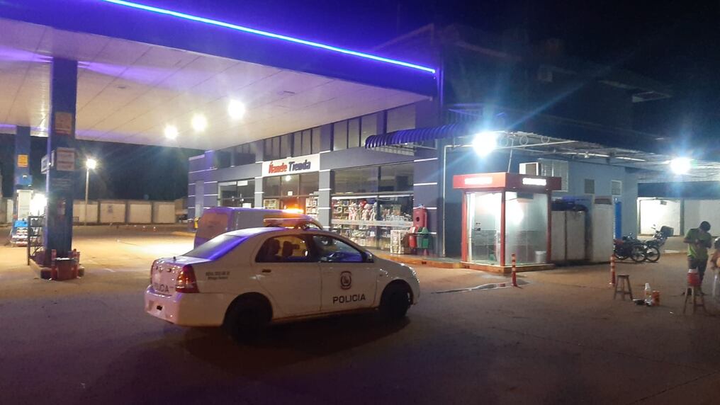El hecho fue perpetrado esta madrugada en una estación de servicios del km 30 de Minga Guazú por una banda armada y encapuchada, compuesta por unos 7 hombres. Foto: Gentileza