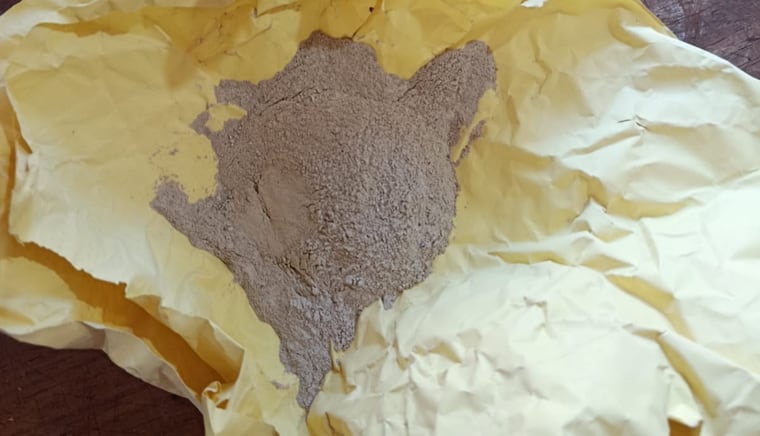 Este es el polvo encontrado en el termo, dentro de un paquete.
