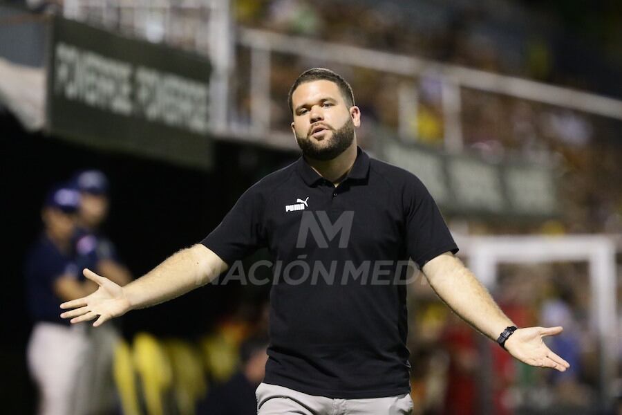 El DT Ariel Galeano dio muchas instrucciones durante el partido frente a Guaraní.FOTO: NÉSTOR SOTO