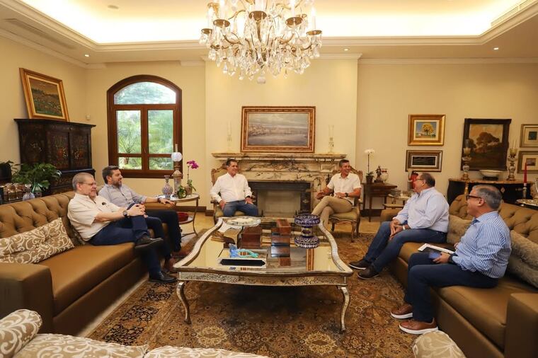 El titular de la ANR, Horacio Cartes, realizó una reunión de trabajo en su residencia con Santiago Peña y Pedro Alliana. Foto: @horaciocartespy
