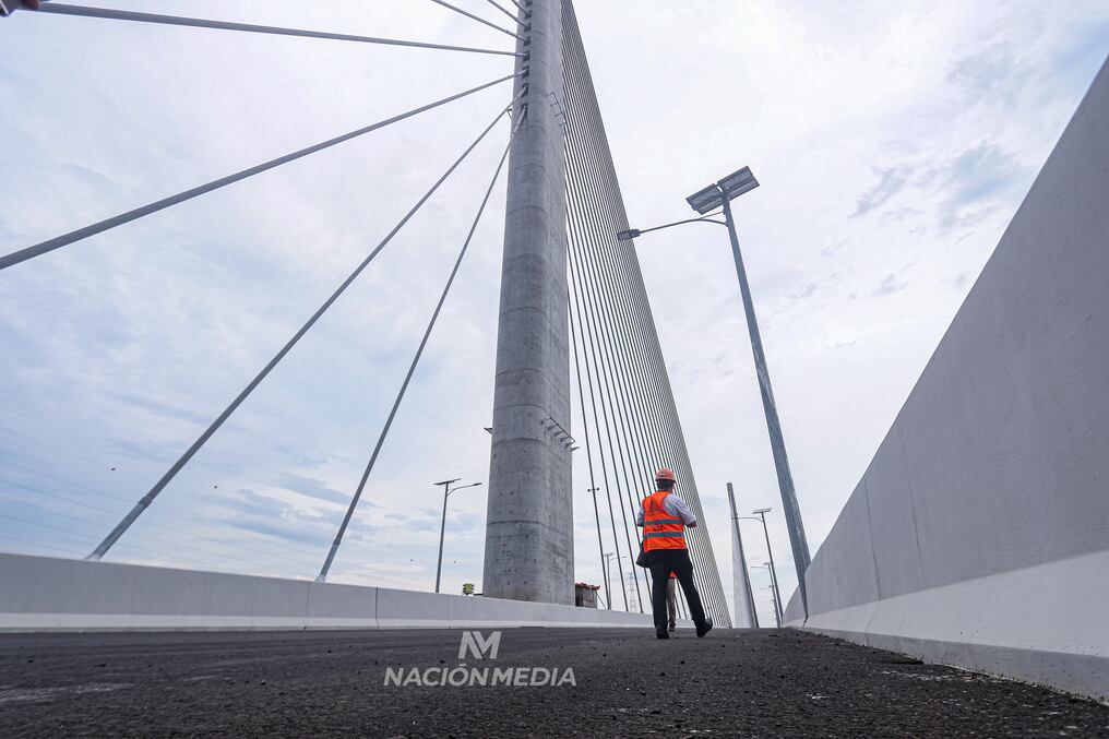 La entrega de este puente marcará un hito vial, ya que por primera vez la capital del país estará unida con la Región Occidental o Chaco, permitiendo el paso de unos 10.000 vehículos por día. Foto: Eduardo Velázquez