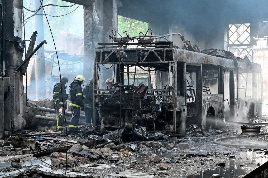 Rescatistas ucranianos trabajan para extinguir un incendio en una estación de trolebuses tras un ataque con drones en Járkov. Foto: Sergey Bobok/AFP