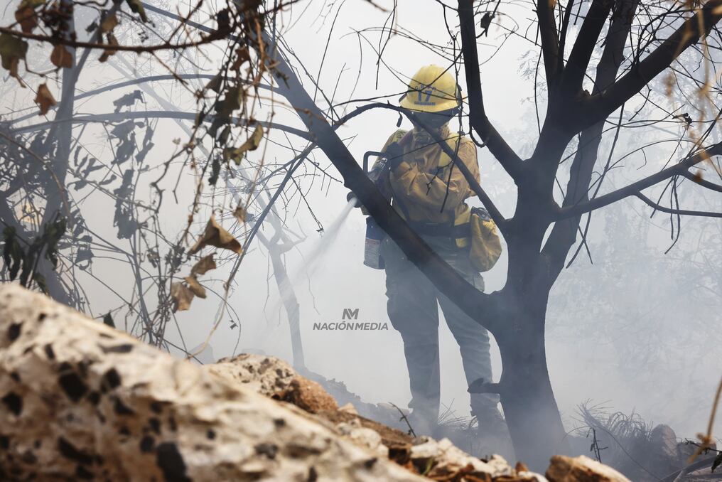El humo es producto no solo de la quema de la vegetación, sino que también del relleno de residuos, que en gran parte son derivados de petróleo y componentes electrónicos. Foto: Eduardo Velázquez
