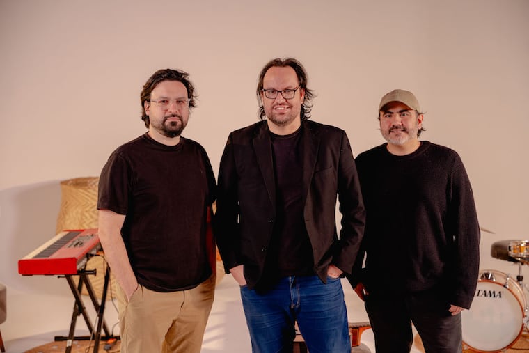 Diego Guzmán y parte de su equipo de “Guitarra Paraguaya”. Foto: Gentileza