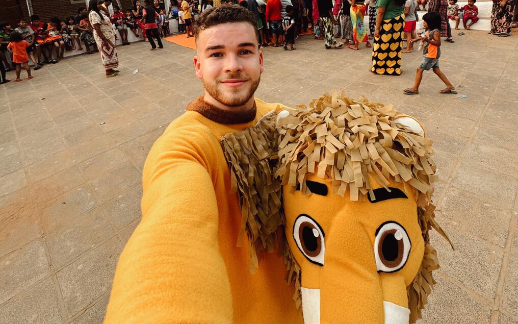 El influencer Ángel Amaro organizó un festejo por el Día del Niño en la comunidad Maká de Mariano Roque Alonso. Foto: Gentileza