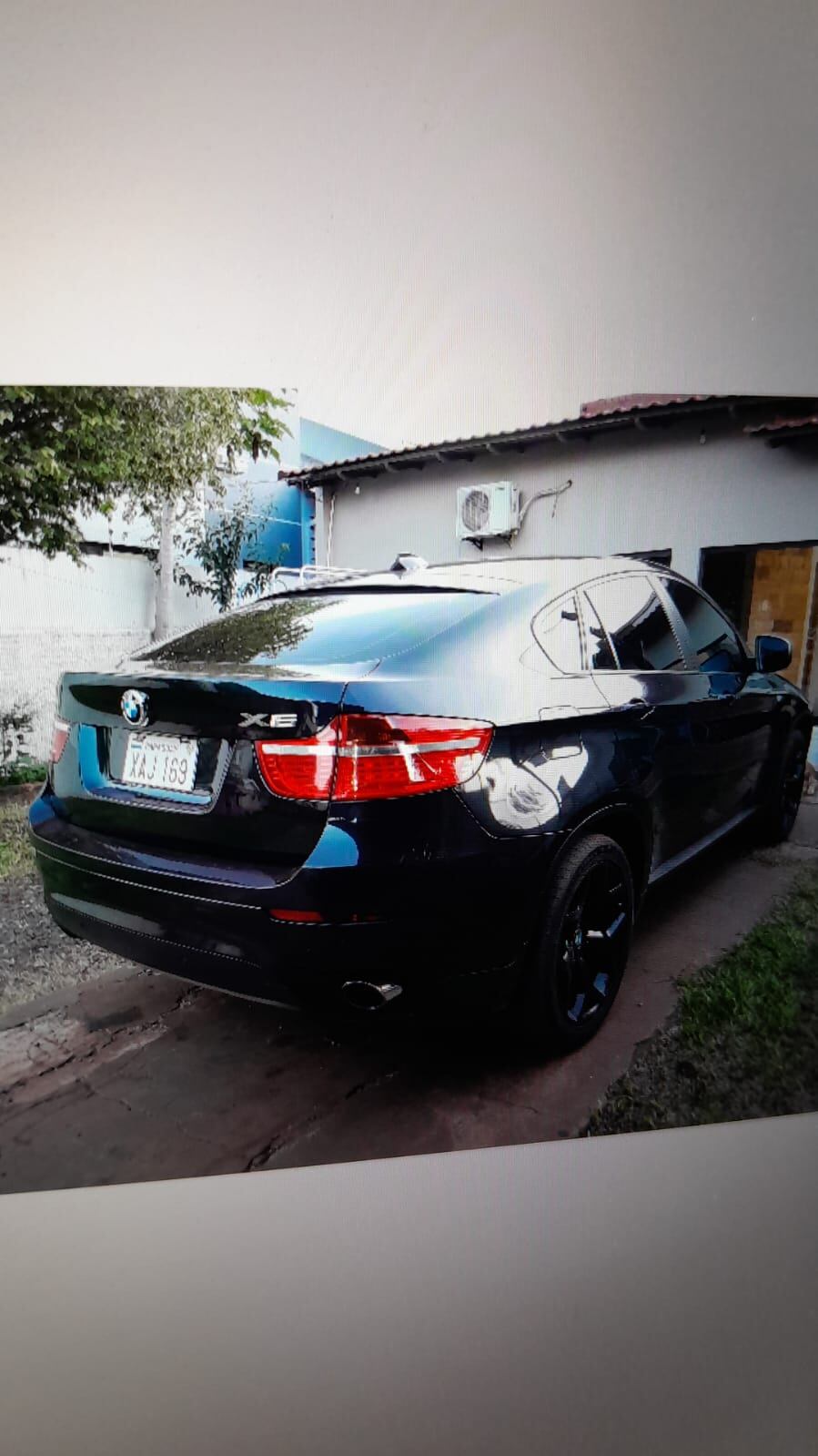 Camioneta BMW que fue robada hoy y a cuyo propietario Hermes Fabiano Pedrini mataron esta tarde, cuando se iba concretar la venta a gente a la que se contactó vía WhatsApp. Ocurrió sobre la Ruta PY07. FOTO: Gentileza.