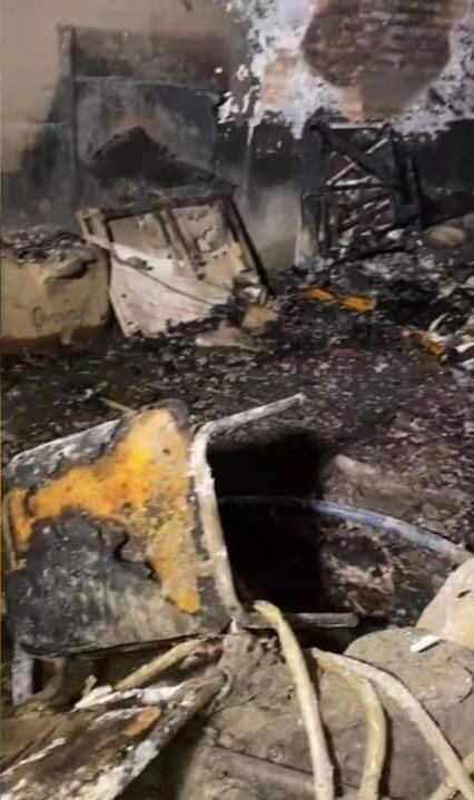 Los padres y vecinos hicieron de todo para tratar de controlar las llamas que por fortuna no pasaron a las demás salas. Foto: Captura pantalla