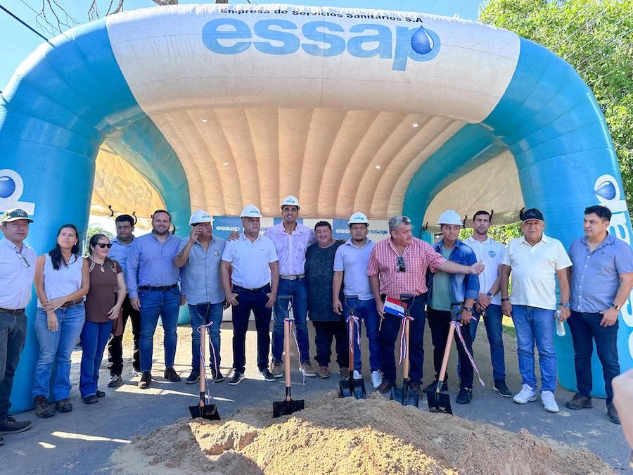 Autoridades de la Essap junto al senador Basilio "Bachi" Núñez, en el acto desarrollado en la localidad de Nanawa. Foto: Gentileza