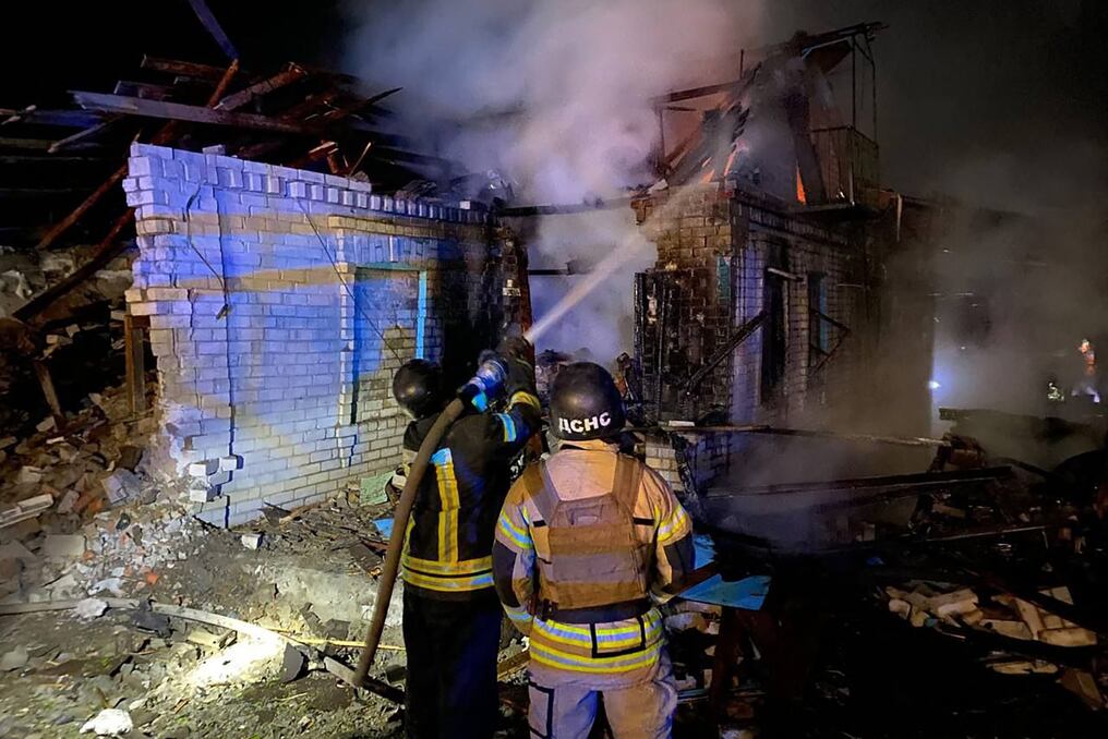 Imágenes publicadas en redes sociales, cuya autenticidad no pudieron ser verificadas, muestran importantes explosiones, múltiples detonaciones y extensas nubes de humo. Foto: AFP