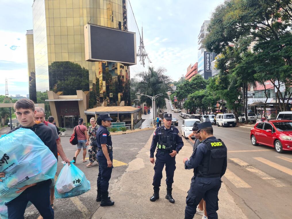 Es incesante el control policial en las calles del microcentro de Ciudad del Este, para la prevención de hechos punibles. Un estudiante brasileño de Medicina denunció ayer un caso que ya data del 19 de febrero, al ver que otros casos fueron resueltos a favor de denunciantes. FOTO: Archivo