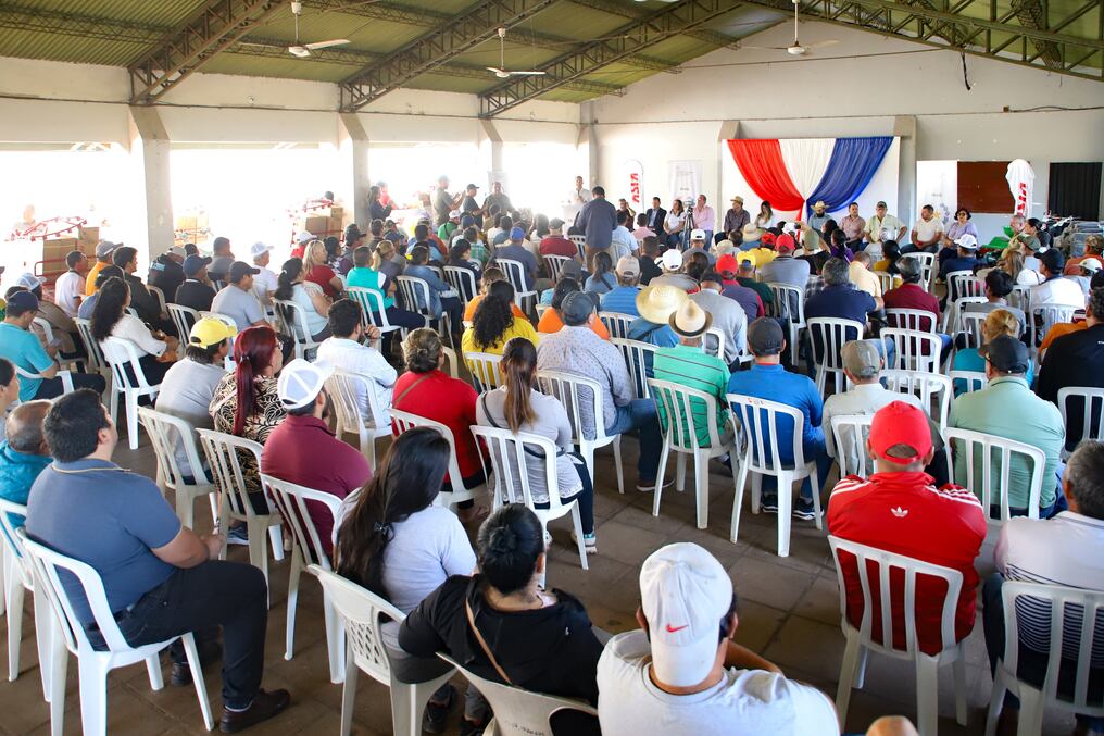 Con esta entrega, familias de Itá, Capiatá, Itauguá, Ypacaraí, Villeta, Nueva Italia y otras localidades fortalecerán sus cultivos y mejorarán su producción agrícola. Foto: Gentileza