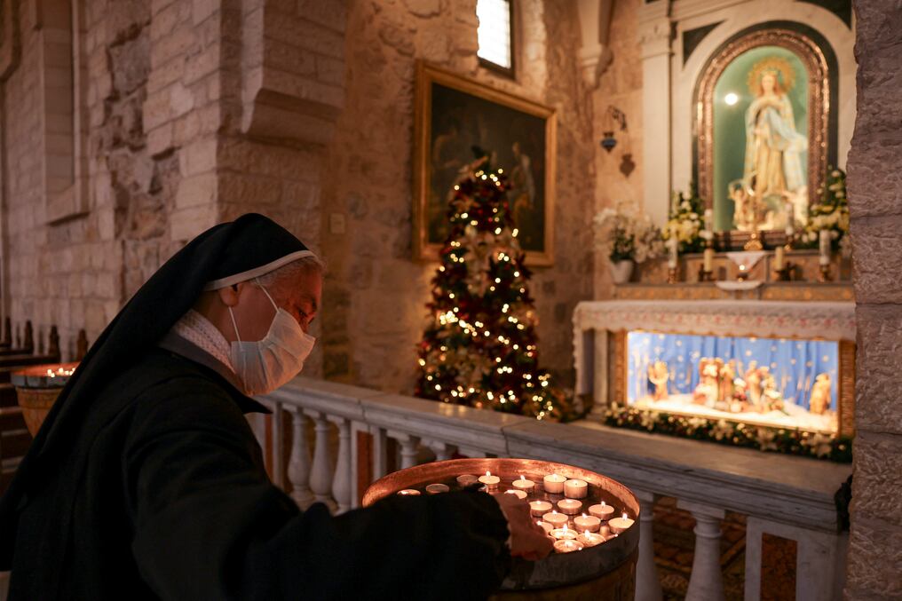 Cientos de fieles se congregaron en la Iglesia de la Natividad y en sus alrededores en la ciudad palestina de Belén para celebrar unas navidades opacadas por segundo año consecutivo por la guerra en Gaza. Foto: AFP
