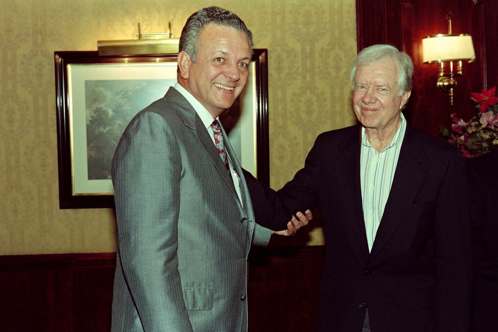 El líder estadounidense visitó Asunción, el 10 de mayo de 1993, recibido por el entonces presidente Juan Carlos Wamosy. Foto Daniel García/AFP