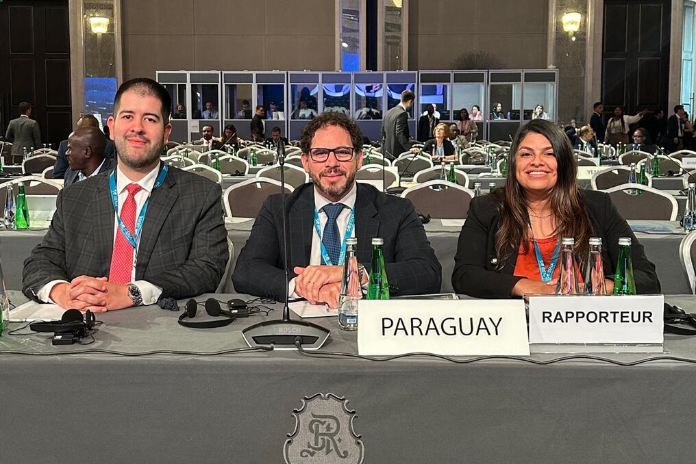 El viceministro Mauricio Bejarano, acompañado del embajador, José Agüero Ávila, y la agregada comercial Paola Subeldía, participaron del último día de asamblea de la Agencia Internacional de Energía Renovable (Irena). Foto: Gentileza