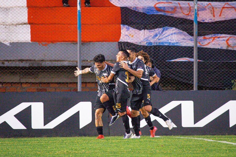 Todos a festejar junto a Matías Espinoza, autor del segundo gol de Libertad. Foto: APF