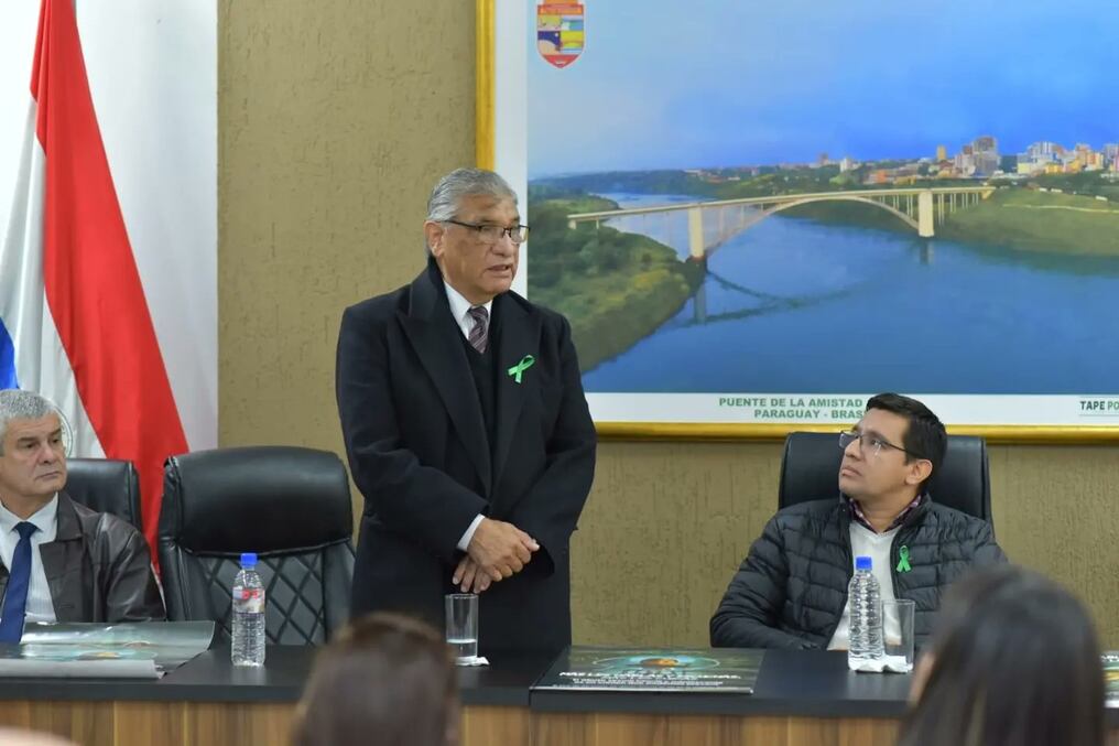 El doctor y rector Osvaldo de la Cruz Caballero Acosta confirmó que la Universidad Nacional del Este (UNE) está dispuesta a ceder una importante parcela para el futuro hospital. Foto: @udeleste
