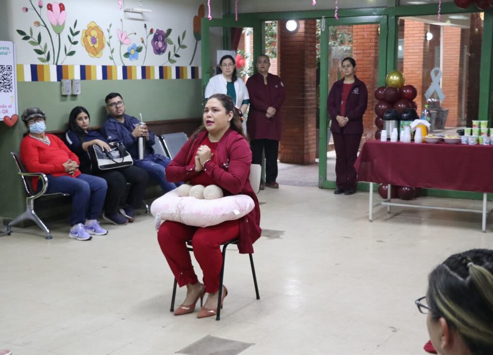 La actividad, liderada por la Lic. Patricia Naveira (foto), estuvo dirigida a las mujeres embarazadas que asisten a sus controles prenatales. Foto: Gentileza