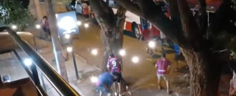 Los fanáticos del club Cerro Porteño tiraron piedras a los agentes de la Policía Nacional tras intentar rebasar la balla de seguridad y forzar el ingreso a La Nueva Olla. Foto: Captura de pantalla