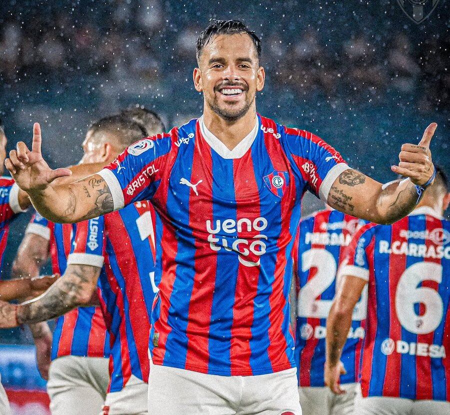 El defensor Javier Báez festeja su gol ante Ameliano. Foto: @CLUB CERRO PORTEÑO