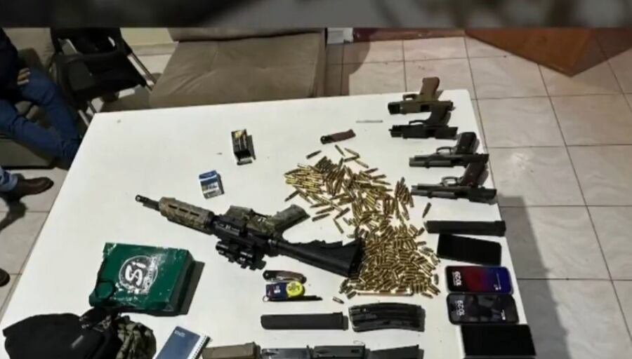 Se presume que las armas formarían parte de un tráfico y que serían entregadas a facciones criminales. Foto: Captura de pantalla