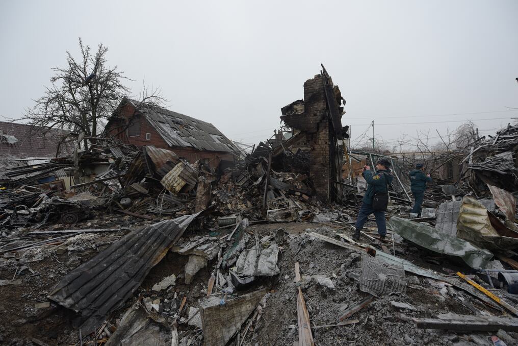 Así luce Yasynuvata, Ucrania, tras un bombardeo en la zona controlada por Rusia en medio del conflicto bélico. Foto: AFP