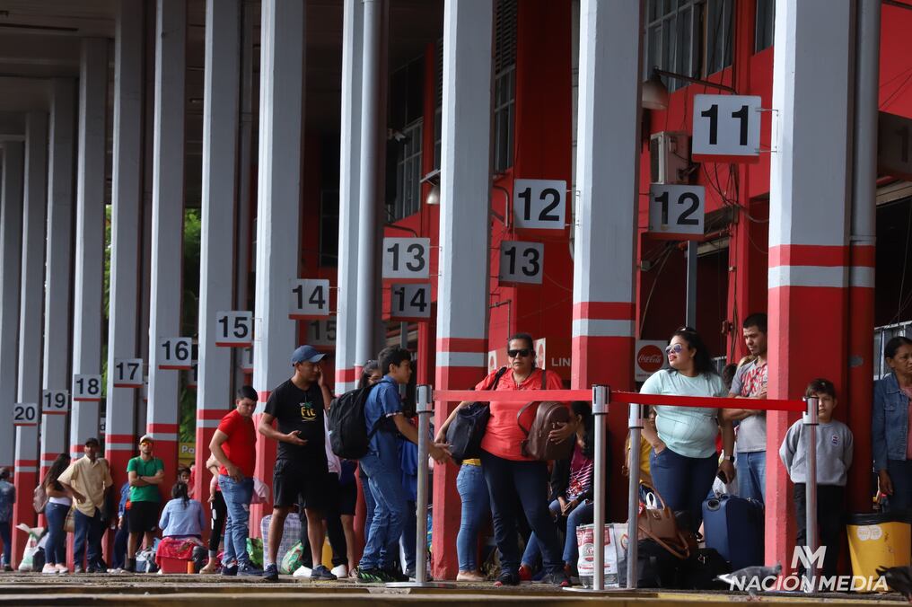 Tan solo ayer viernes, unos 36.000 pasajeros fueron contabilizados en la antigua terminal de ómnibus, según el municipio asunceno. Foto: Jorge Jara
