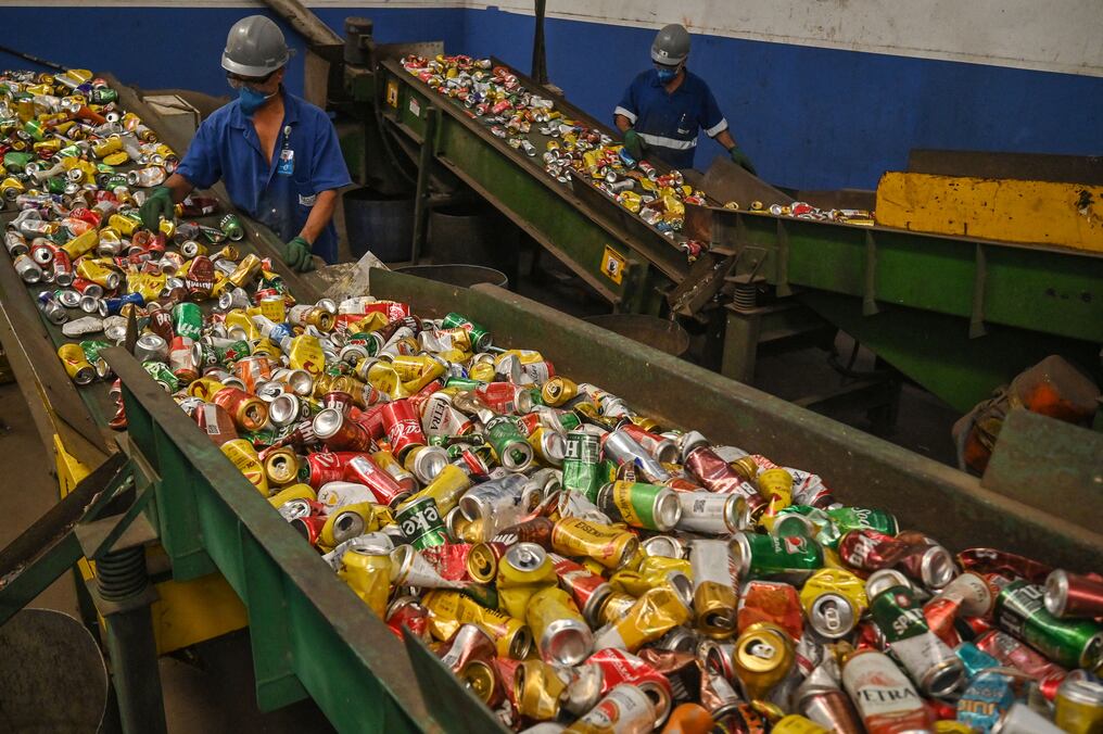 Recicla Latas, asociación de fabricantes y recicladores, permitió el reciclaje del 100% de las latas de bebidas fabricadas en el país en 2022. Foto: AFP