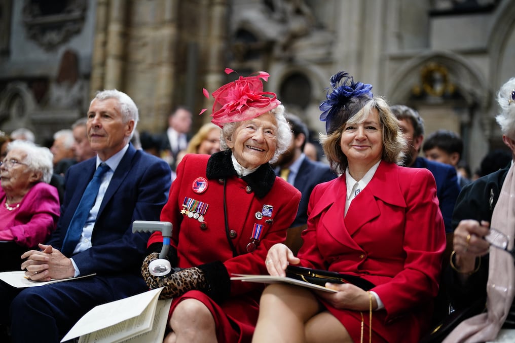 Dorothea Barron (centro) en un servicio para conmemorar el Día de la Victoria en la Abadía de Westminster en Londres, el 8 de mayo. Foto: Jordan Pettitt/AFP