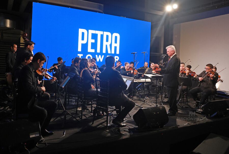 La orquesta sinfnica dirigida por el maestro Luis Szarn acompa con  msica clsica el show de luces en la fachada del edificio, un espectculo impactante que realz el evento