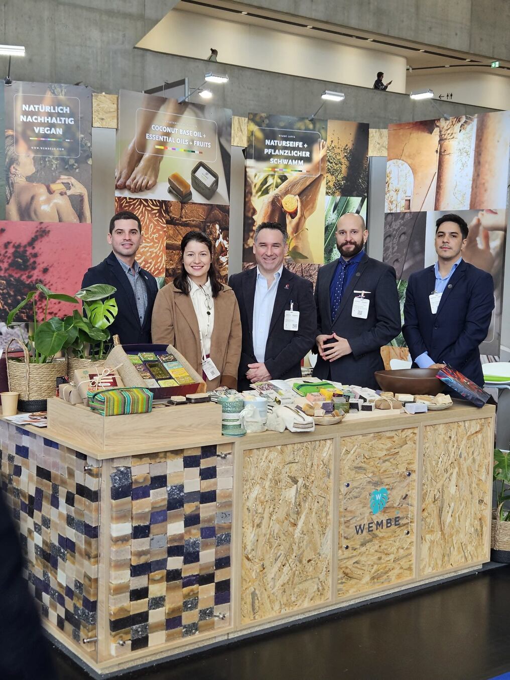 Las empresas participantes se encuentran posicionando sus respectivas marcas así como la del país, a más de promocionar los productos, establecer relaciones comerciales y nuevas oportunidades de negocios. Foto: Gentileza