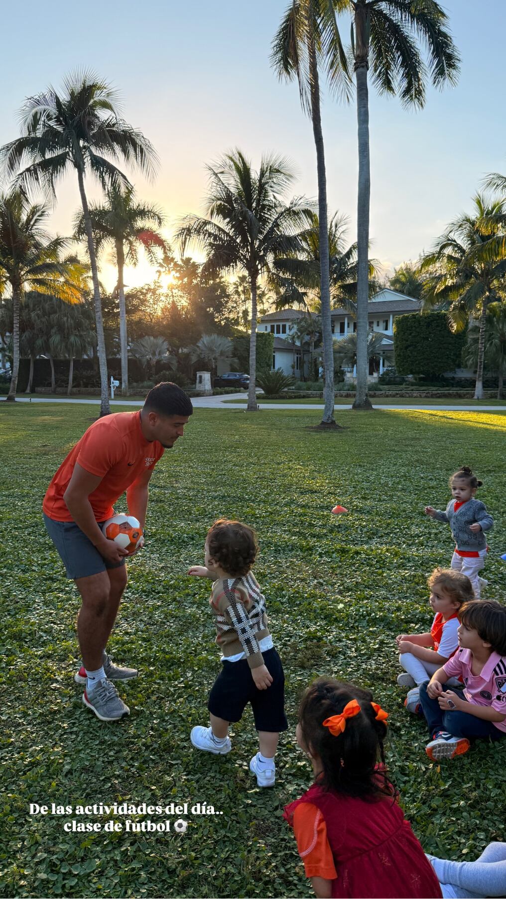 El hijo de Nadia Ferreira en su clase fútbol. Foto: Gentileza