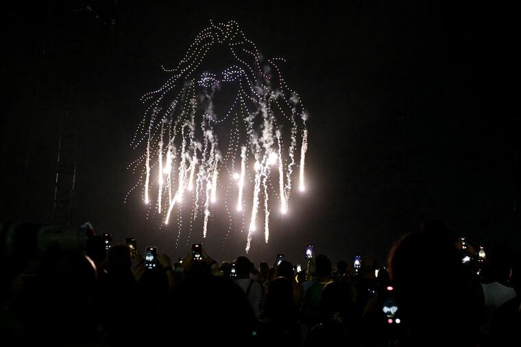 Cientos de drones forman el contorno del retrato de Shakira en la playa de Copacabana en Río de Janeiro. Foto: Pablo Porciuncula / AFP