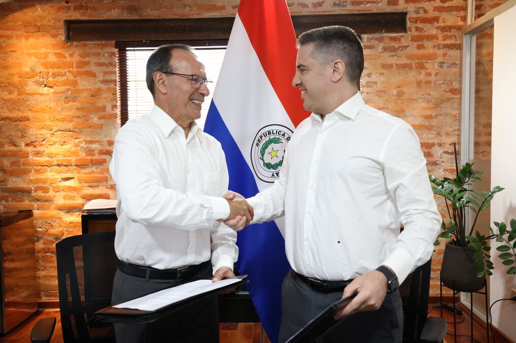 Los ministros Óscar González y Gustavo Villate suscribieron el acuerdo en nombre del MDS y el Mitic. Foto: Gentileza