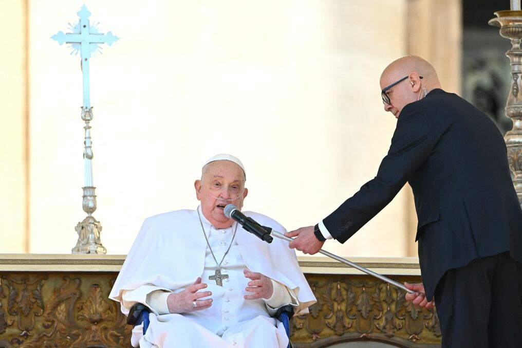 Ante miles de cámaras y celulares, el sumo pontífice bendijo a los fieles congregados en la plaza de San Pedro. Foto: AFP