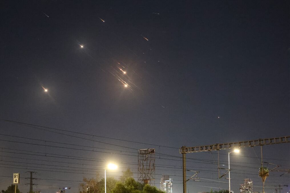 Esta imagen muestra proyectiles interceptados por Israel sobre Tel Aviv. Foto: AFP