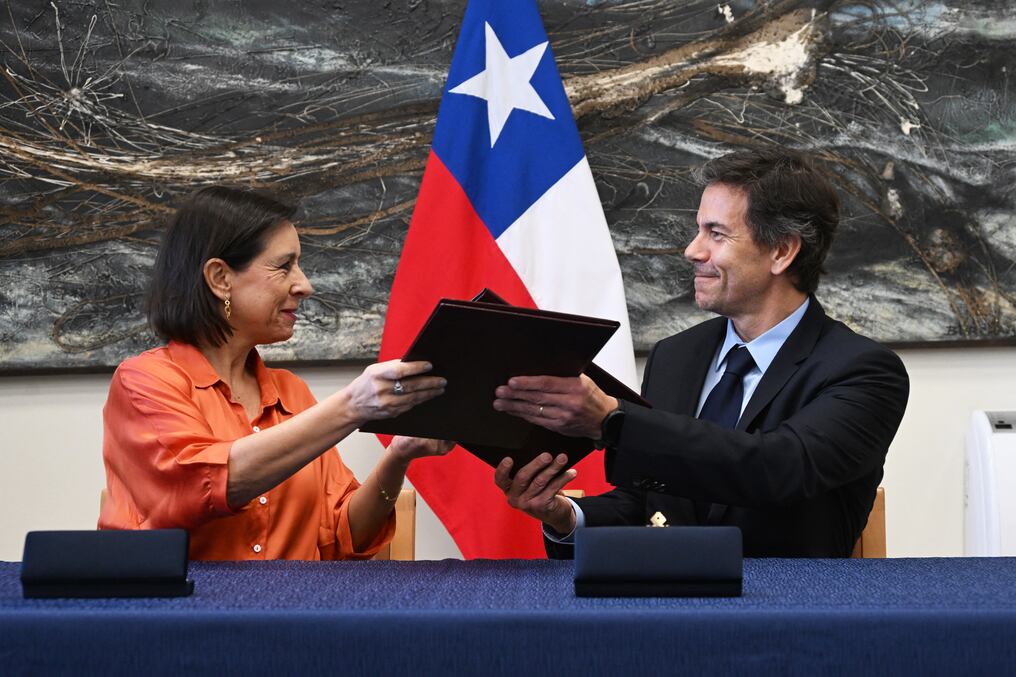 La presidenta del directorio de Desarrollo País de Chile, Luz Granier, y el director de Infraestructura de Telecomunicaciones para Latinoamérica de Google, Cristian Ramos. Foto: Rodrigo Arangua/AFP